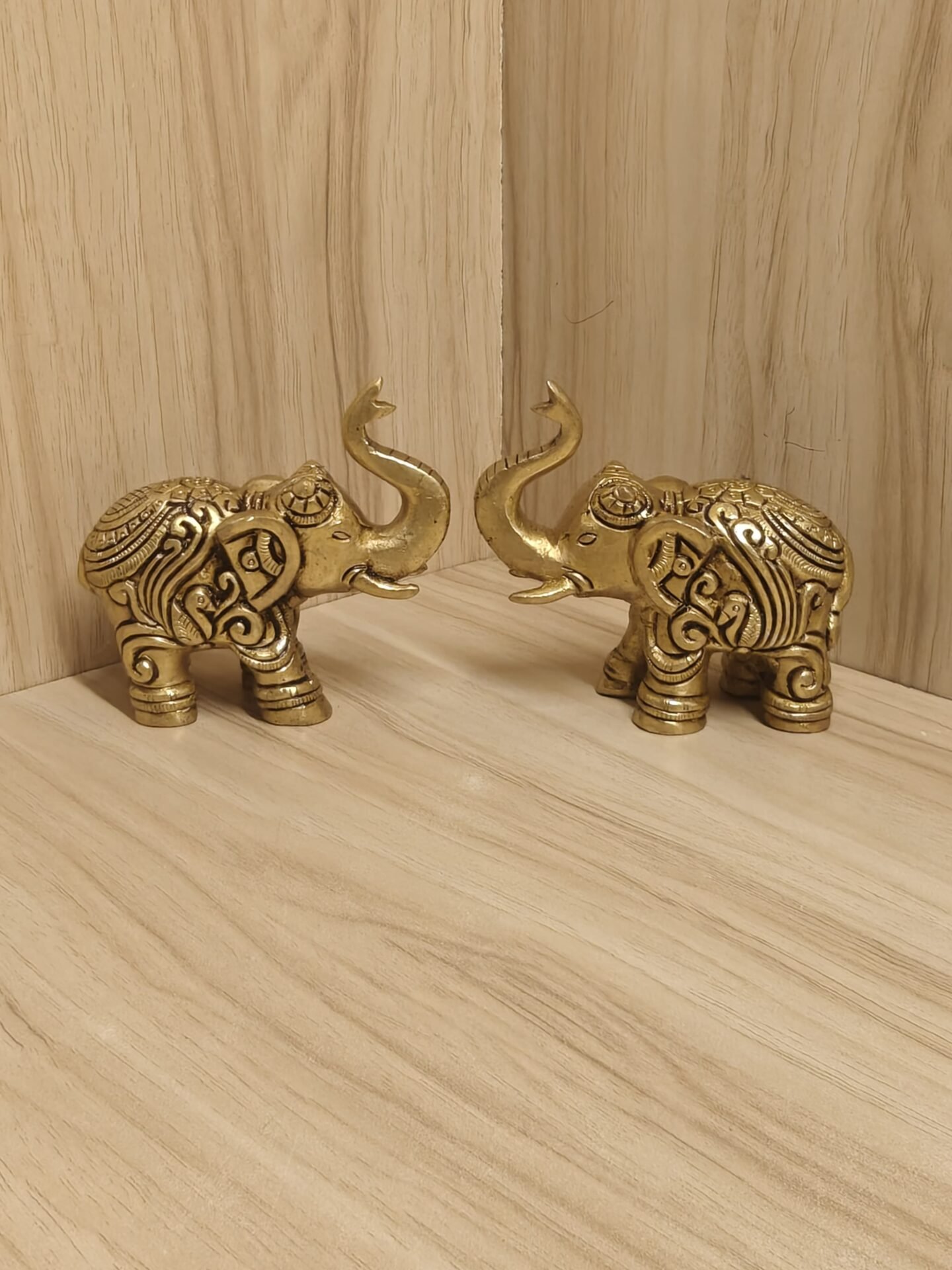 E W-1kgs H-3.2in L-4in B-2in Premium Brass Elephant Statue 3.2 Inch - Image 1