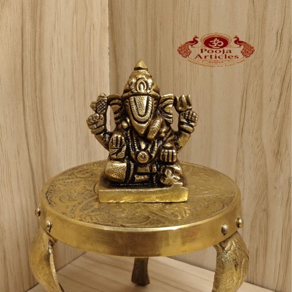 Brass Dagdusheth Ganesha Idol 2 Inch
